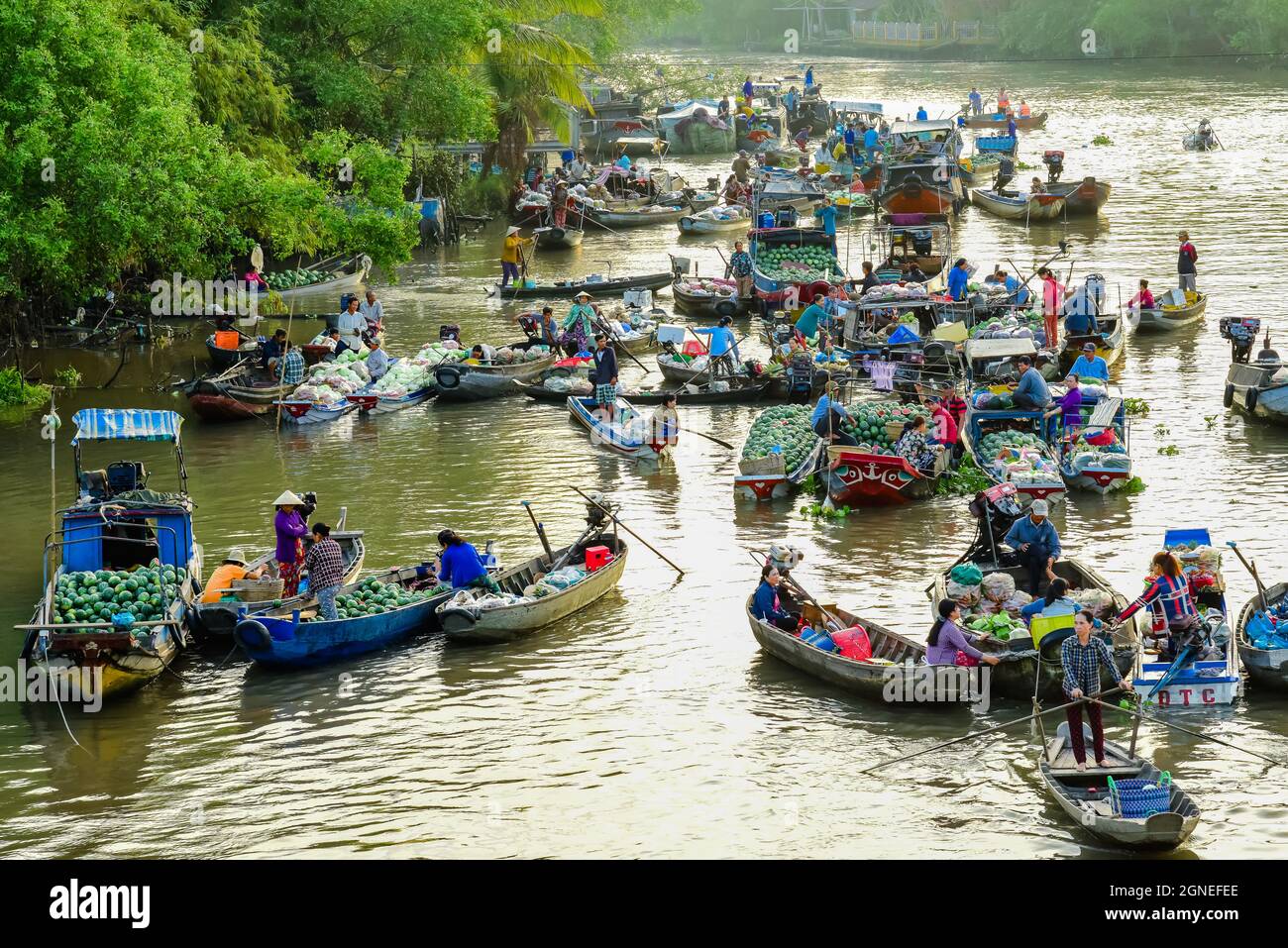 Luftaufnahme des schwimmenden Markts Phong Dien bei Sonnenaufgang, Boote, die Großhandelsfrüchte und Waren auf dem Can Tho River verkaufen Stockfoto