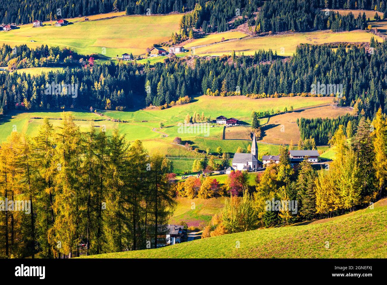 Toller Blick auf das Dorf Santa Maddalena und die Kirche Chiesa di Santa Maddalena. Farbenfrohe Herbstszene der Dolomiten, Italien, Europa. Die Schönheit von c Stockfoto