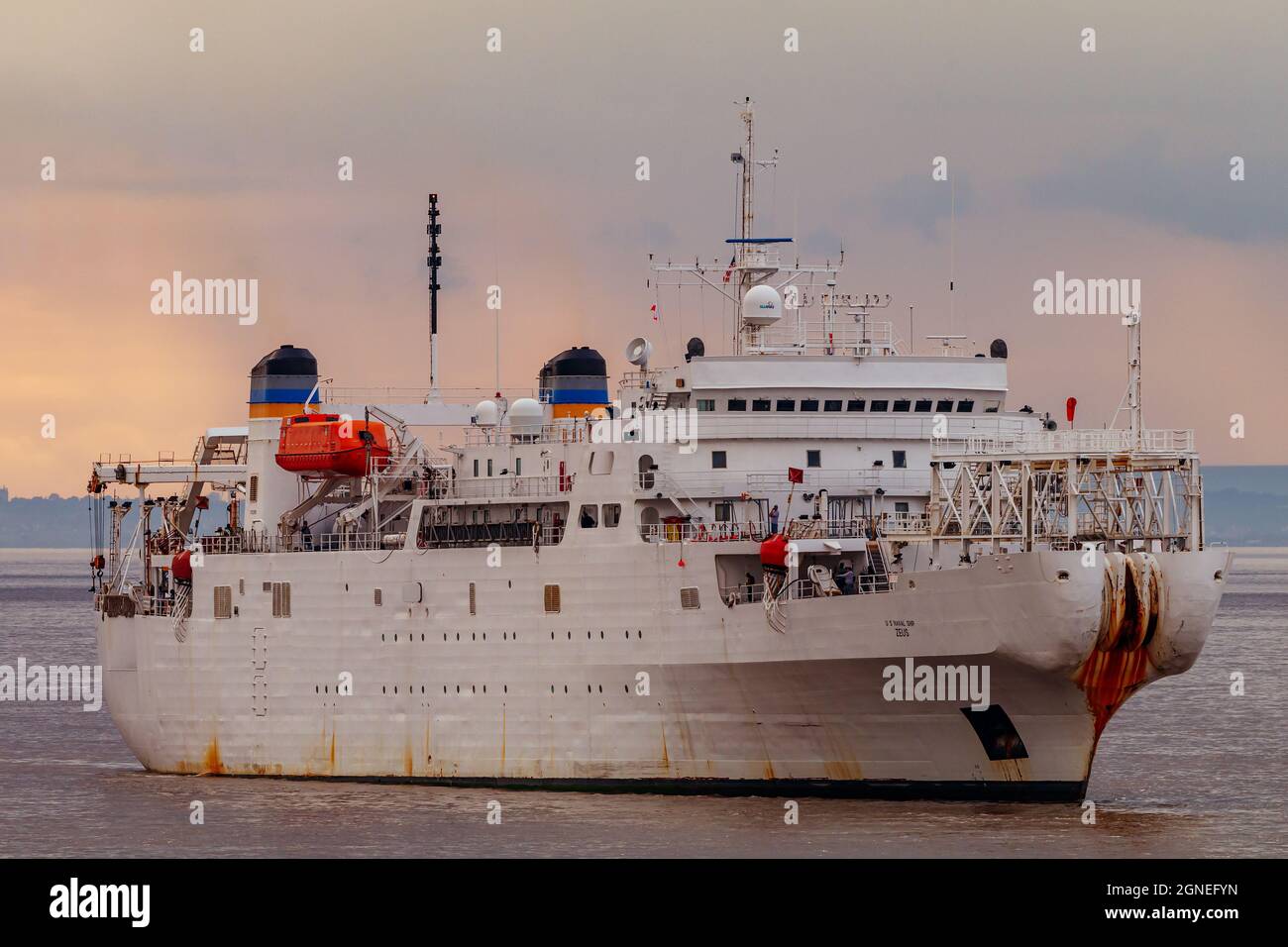 USNS Zeus fährt in die Docks von Avonmouth Stockfoto