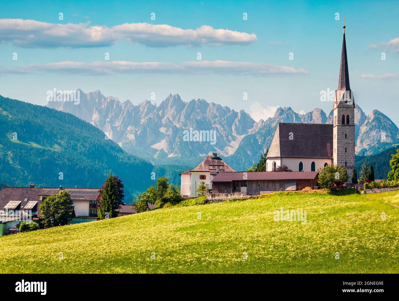 Farbenfrohe Sommerszene der katholischen Pfarrkirche. Heller Morgenblick auf das Dorf Gosau im Bezirk Gmunden in Oberösterreich, Europa. Beaut Stockfoto