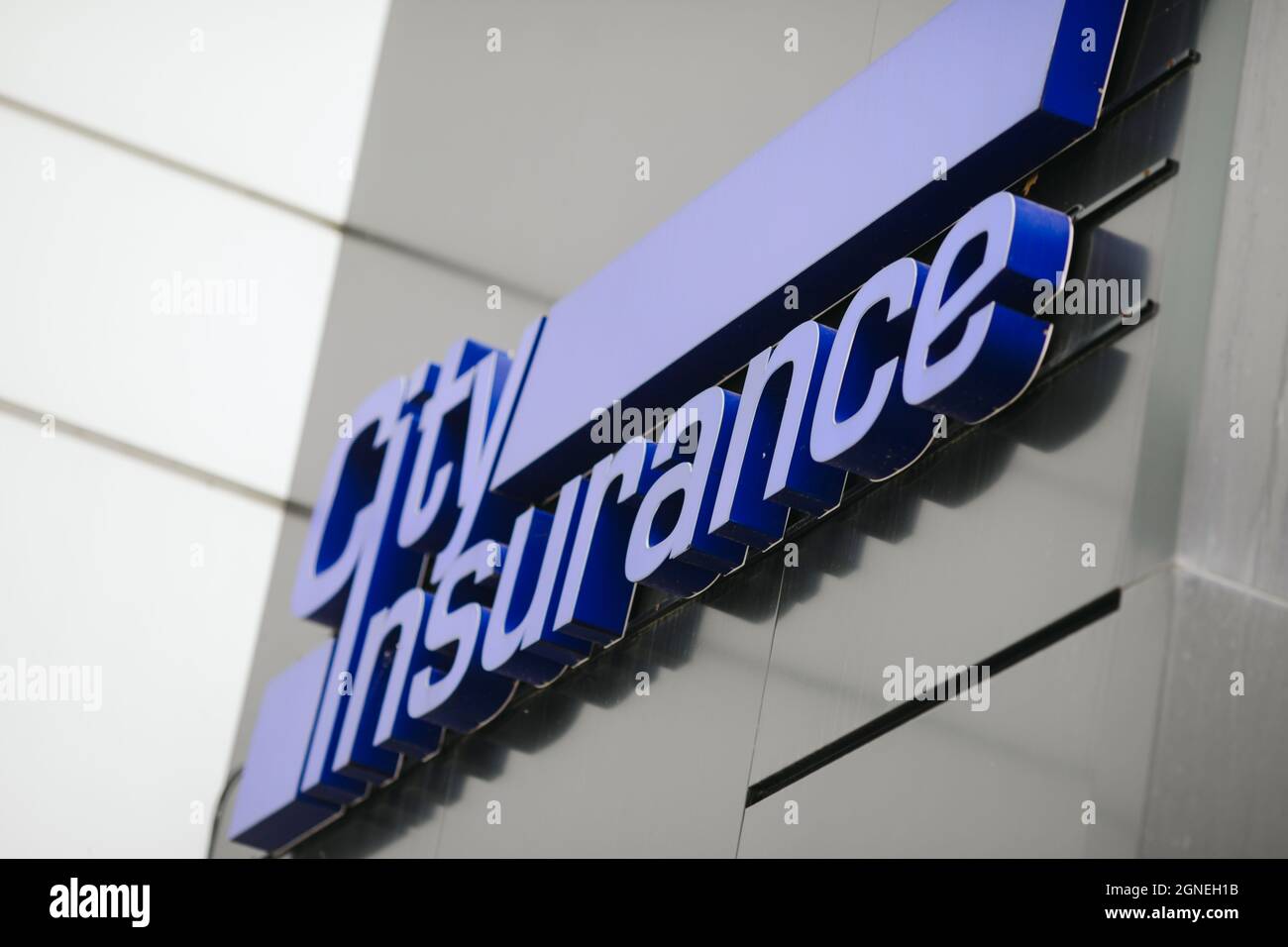 Bukarest, Rumänien - 23. September 2021: Bild mit geringer Schärfentiefe (selektiver Fokus) mit dem City Insurance-Logo auf dem Hauptquartier des Gebäudes in Bukarest. Stockfoto