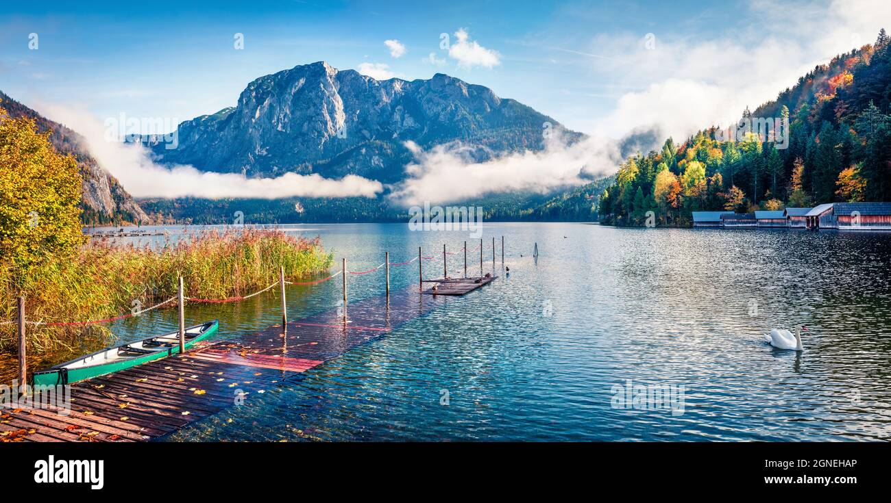 Neblige Herbstszene des Altausseer Sees. Sonniges Morgenpanorama des Dorfes Altaussee, Bezirk Liezen in der Steiermark, Österreich. Die Schönheit der Landschaft c Stockfoto