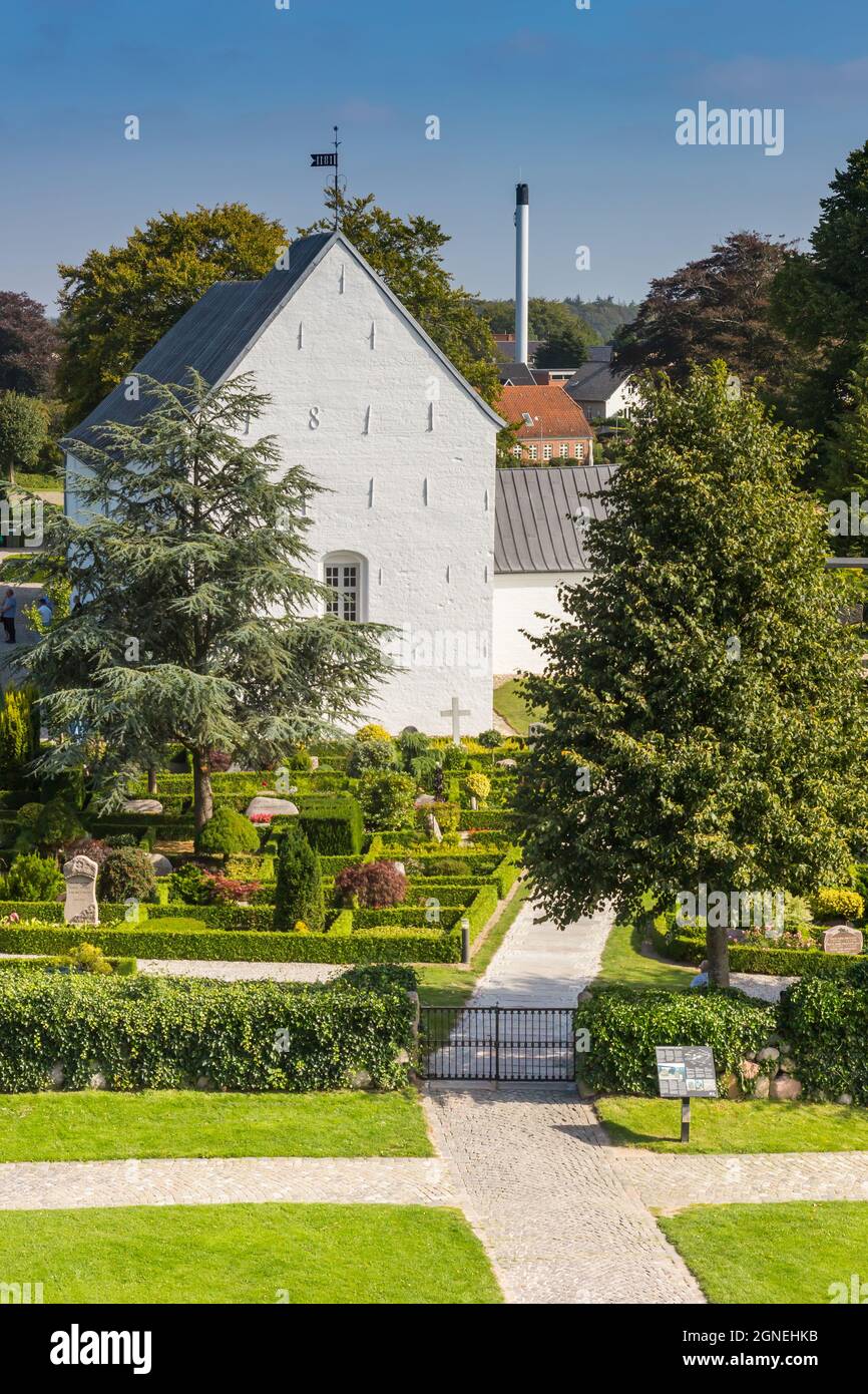 Historische weiße Kirche aus der Wikingerzeit in Jelling, Dänemark Stockfoto