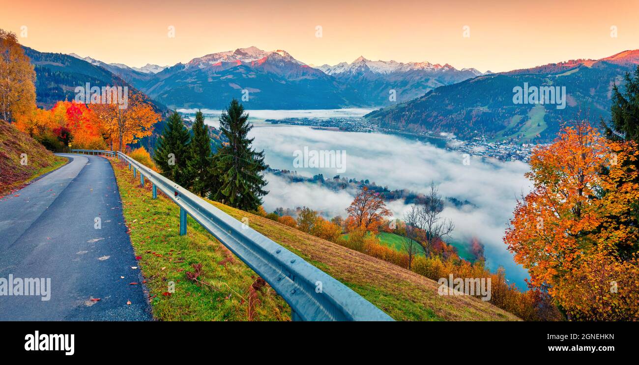 Unglaubliche Aussicht auf den Zeller See. Beeindruckendes Herbstpanorama der österreichischen Stadt - Zell am See, südlich der Stadt Salzburg. Schönheit der Natur Konzept bac Stockfoto