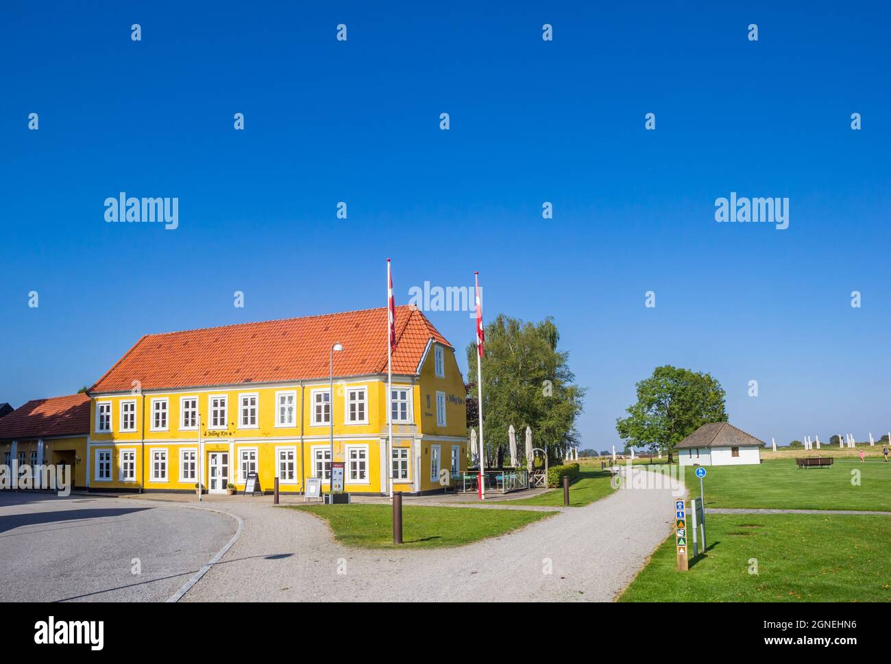 Farbenfroh gelbes Restaurant in einem historischen Haus in Jelling, Dänemark Stockfoto