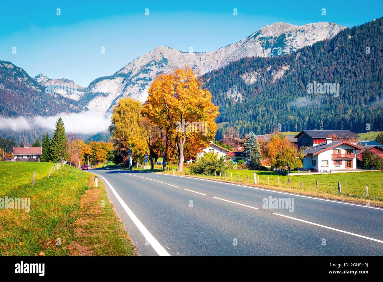 Heller Morgenblick auf Saalfelden am Steinernen Meer Stadt im Bezirk Zell am See im österreichischen Bundesland Salzburg. Farbenfrohe Herbstszene Eines Stockfoto