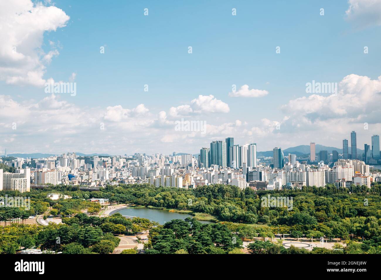Panoramablick auf die Stadt Seoul und den grünen Wald vom Sky Park in Korea Stockfoto