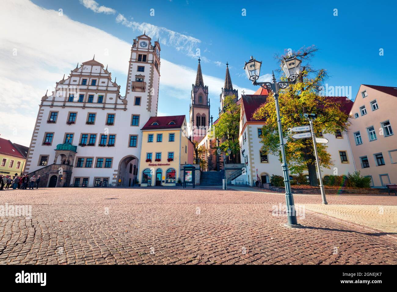 Herrliche Herbstansicht des Oschatz Hauptplatzes mit Stadtverwaltung und St. Aegidien Kirche. Bunte Morgenszene von Sachsen, Deutschland, Europa. Reisen Stockfoto