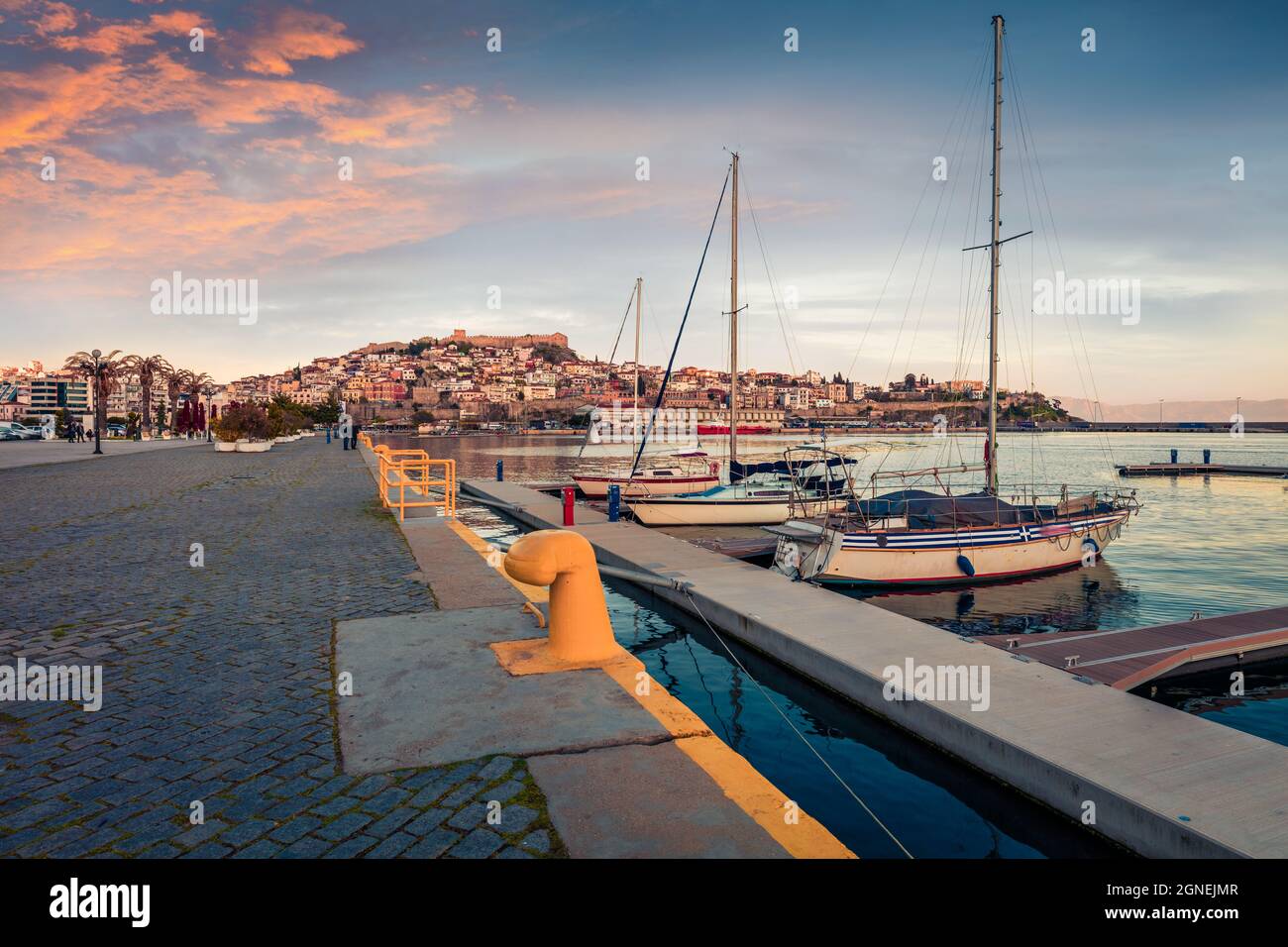 Attraktive Frühlingslandschaft auf der Ägäis. Coloful Sonnenuntergang Ansicht von Kavala Stadt, der wichtigste Seehafen von Ost-Mazedonien und der Hauptstadt von Kavala reg Stockfoto