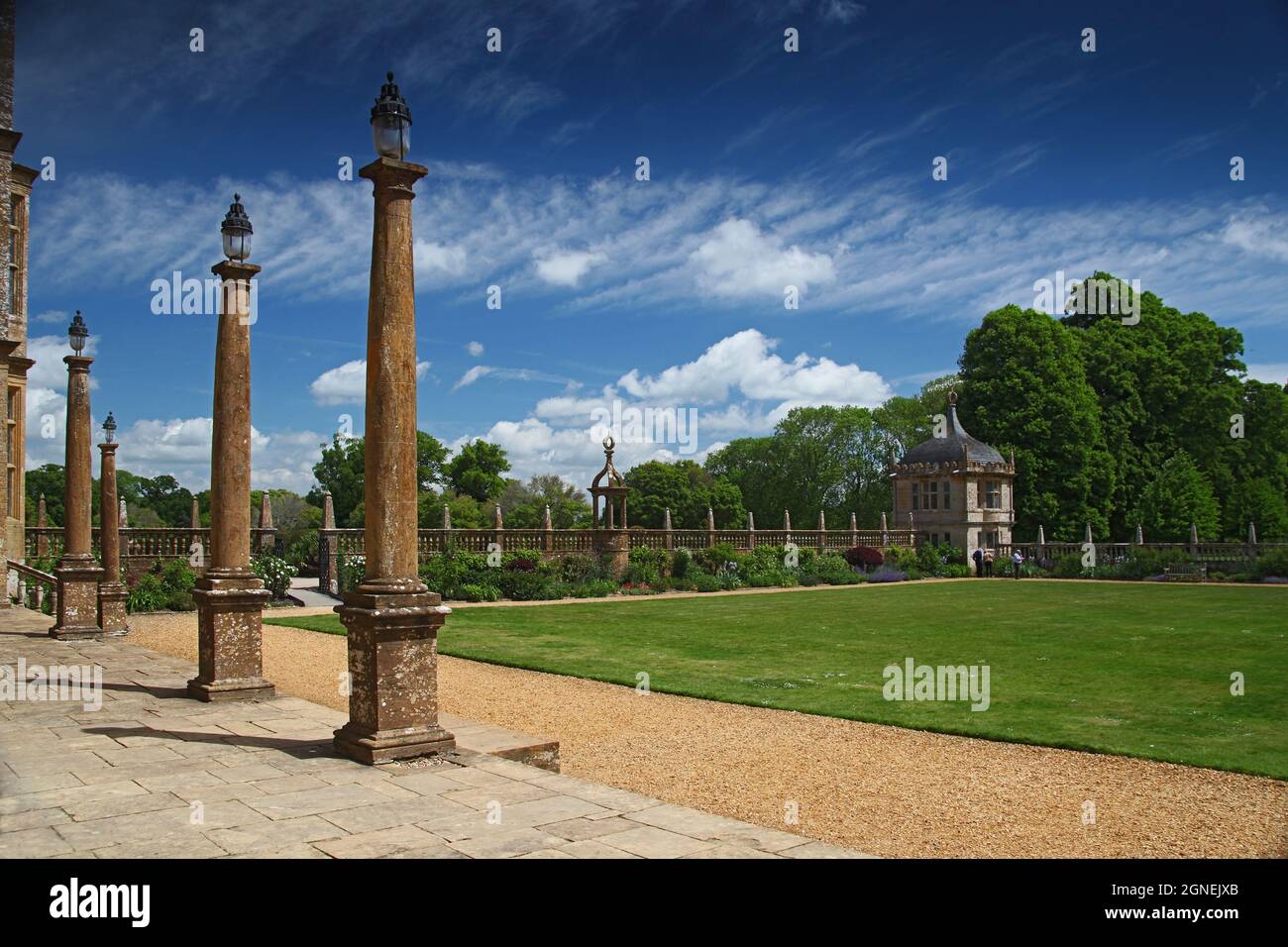 Dorische Säulen vor der Ostfront des Montacute House, einem elisabethanischen Herrenhaus mit Garten in der Nähe von Yeovil, Somerset, England, Großbritannien Stockfoto