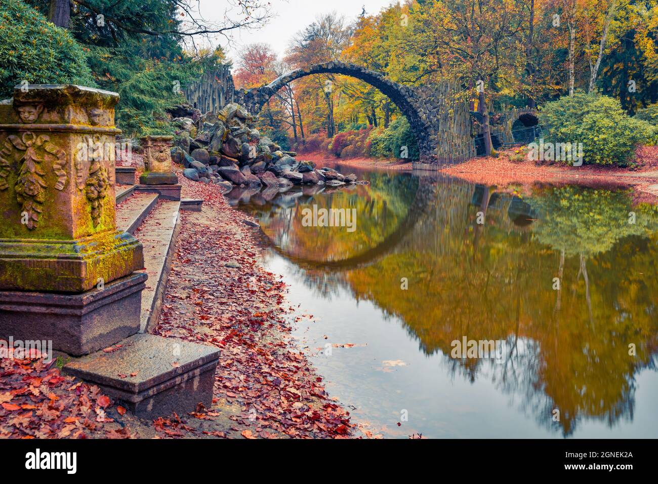 Atemberaubende Aussicht auf Azalea und Rhododendron Park Kromlau, Deutschland, Europa. Farbenfrohe Herbstszene der Rakotz-Brücke (Rakotzbrucke, Teufelsbrücke). Stockfoto
