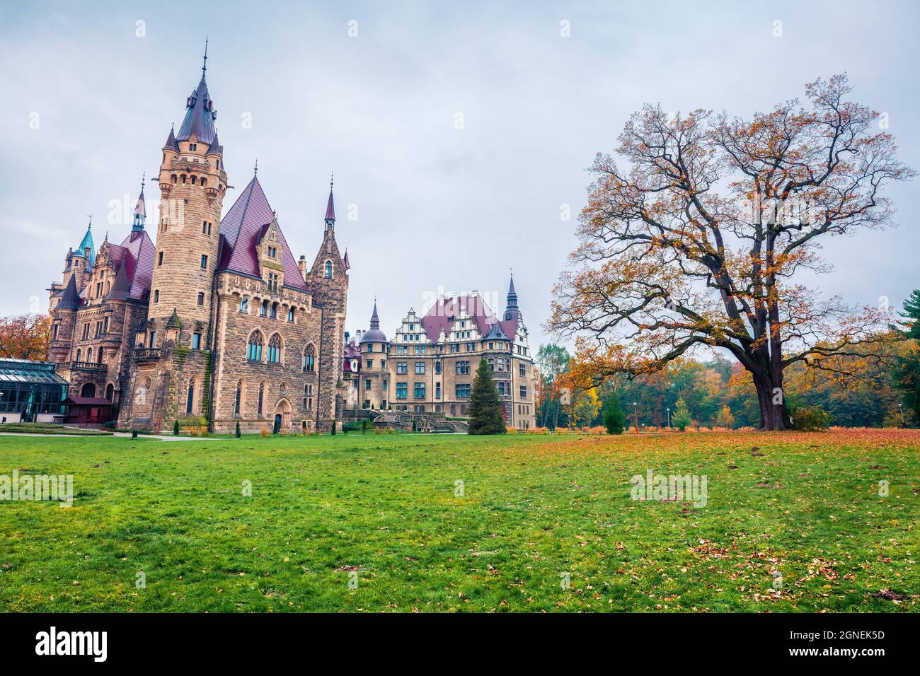 MOSZNA, POLEN - 24. OKTOBER 2017 ; das Schloss Moszna, erbaut im 17. Jahrhundert, erweitert von 1900 bis 1914, ist ein historischer Palast in Moszna, Stockfoto
