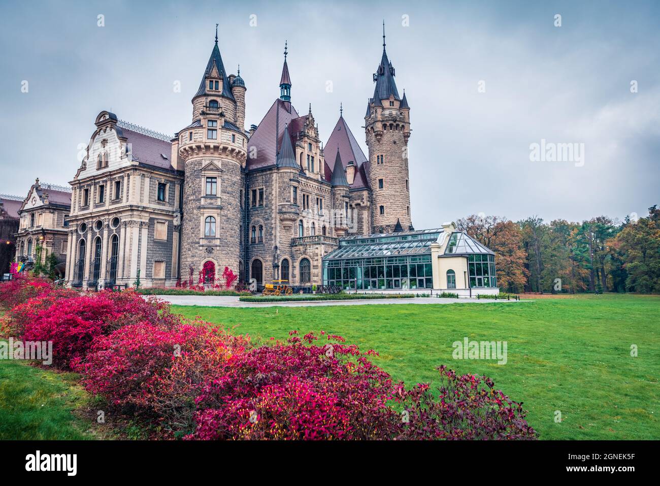 MOSZNA, POLEN - 24. OKTOBER 2017 ; das Schloss Moszna, erbaut im 17. Jahrhundert, erweitert von 1900 bis 1914, ist ein historischer Palast in Moszna, Stockfoto