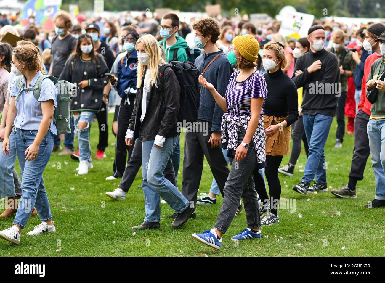Heidelberg, Deutschland - 24. September 2021: Junge Menschen nehmen an der globalen Klimabrekendemonstration mit Gesichtsmasken während der Corona-Virus-Krise Teil Stockfoto