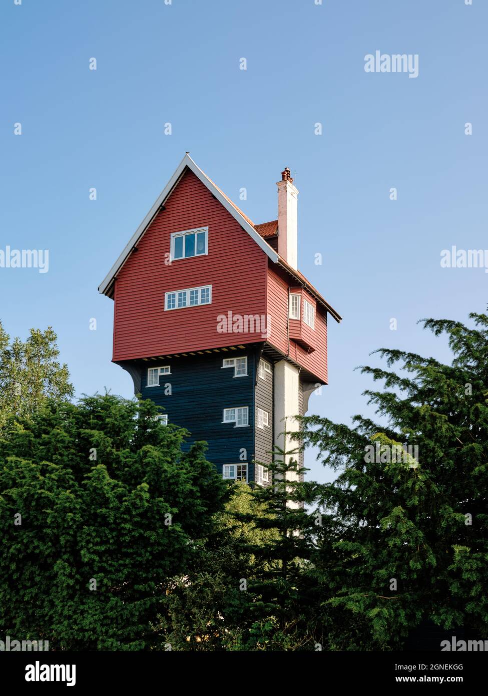 Thorpeness ist ein Küstendorf im Osten von Suffolk, England. Das Haus in den Wolken ist ein ungewöhnliches Haus, ein umgebauter Wasserturm aus dem Jahr 1923. Stockfoto