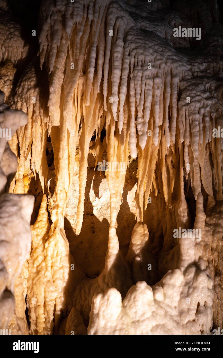 Unterirdische Krust-Höhle in der Region Marken, Italien. Frasassi Stockfoto