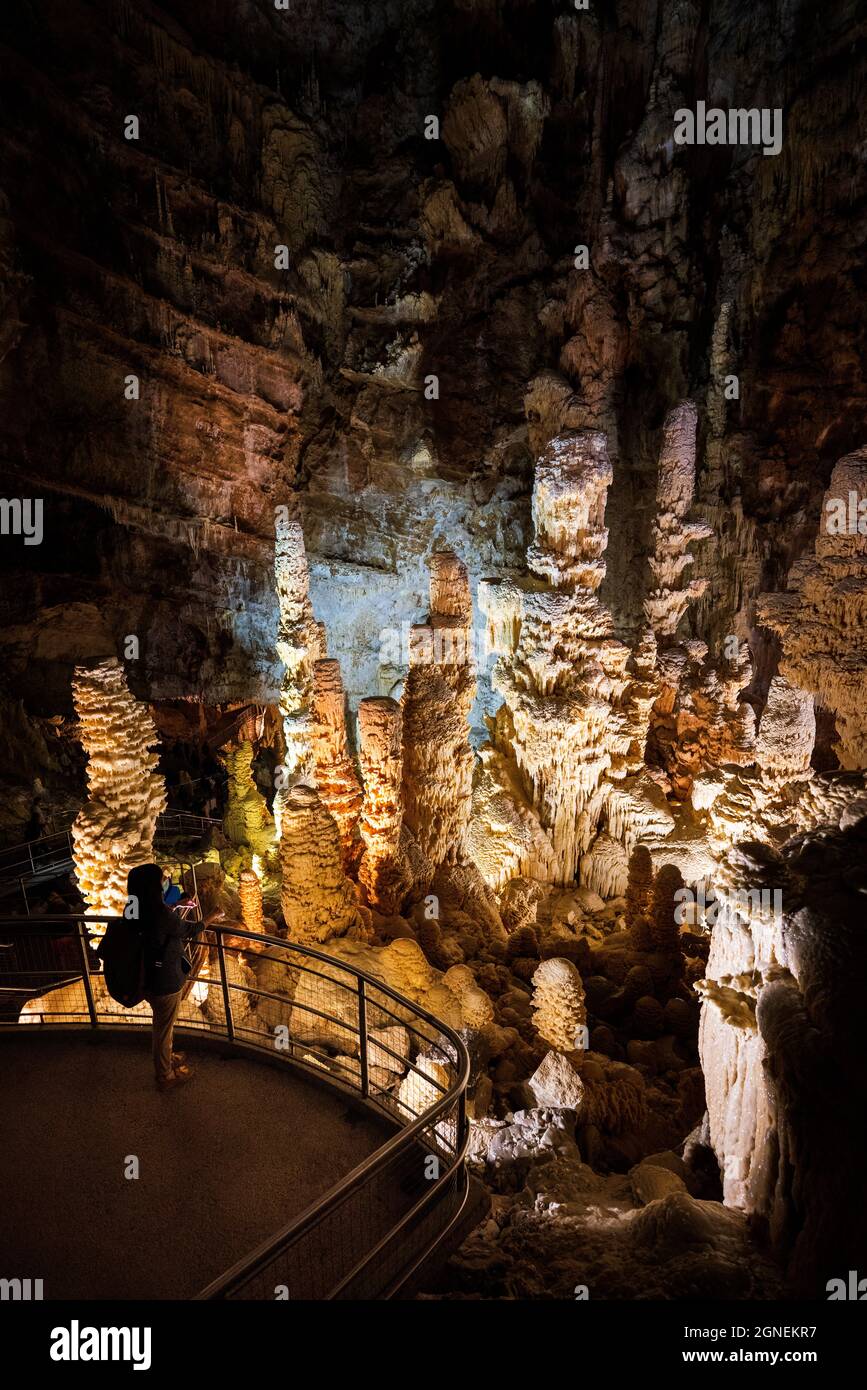 Unterirdische Krust-Höhle in der Region Marken, Italien. Frasassi Stockfoto