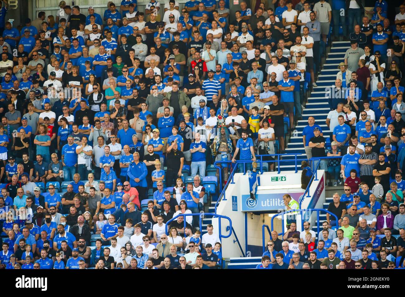 Portsmouth-Fans während der Sky Bet League ein Spiel zwischen Portsmouth und Cambridge United im Fratton Park , Portsmouth , Großbritannien - 18. September 2021 - nur für redaktionelle Verwendung. Keine Verkaufsförderung. Für Football-Bilder gelten Einschränkungen für FA und Premier League. Keine Nutzung des Internets/Handys ohne FAPL-Lizenz - für Details wenden Sie sich an Football Dataco Stockfoto