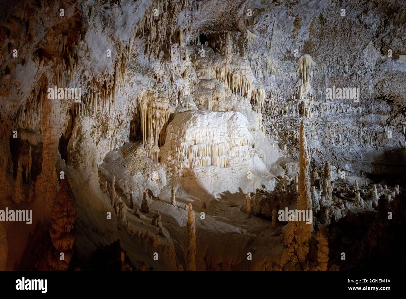 Unterirdische Krust-Höhle in der Region Marken, Italien. Frasassi Stockfoto