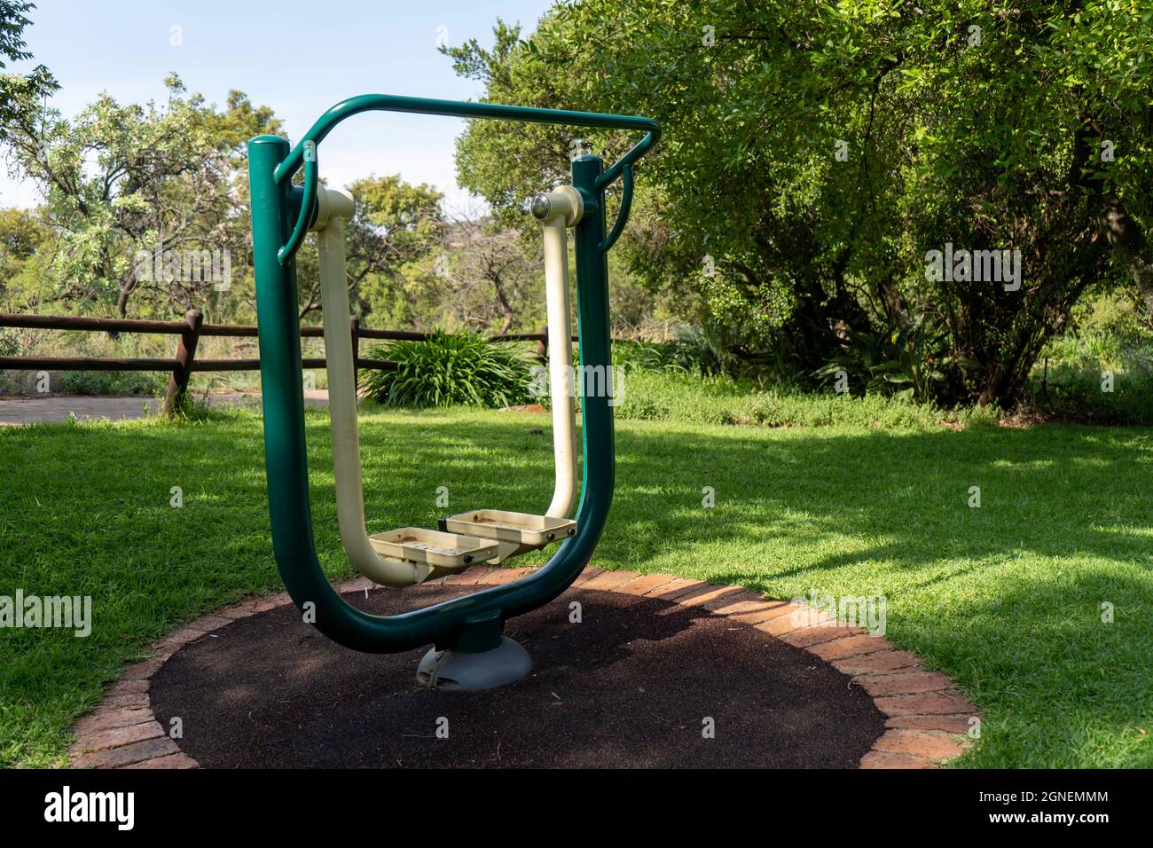 Fitnessgeräte im Freien in einem Park in Südafrika. Hochwertige Fotos Stockfoto