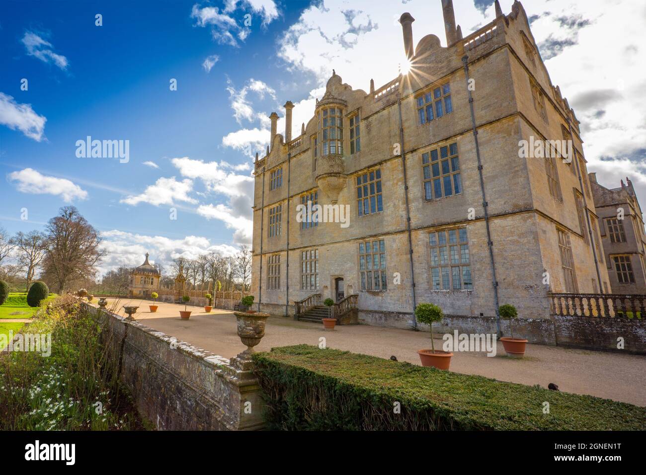 Die herrliche Architektur des Montacute House in der Frühlingssonne, bei Yeovil, Somerset, England, Großbritannien Stockfoto