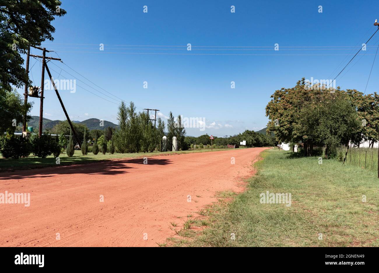 Landstraße im Vredefort Dome Südafrika. Hochwertige Fotos Stockfoto