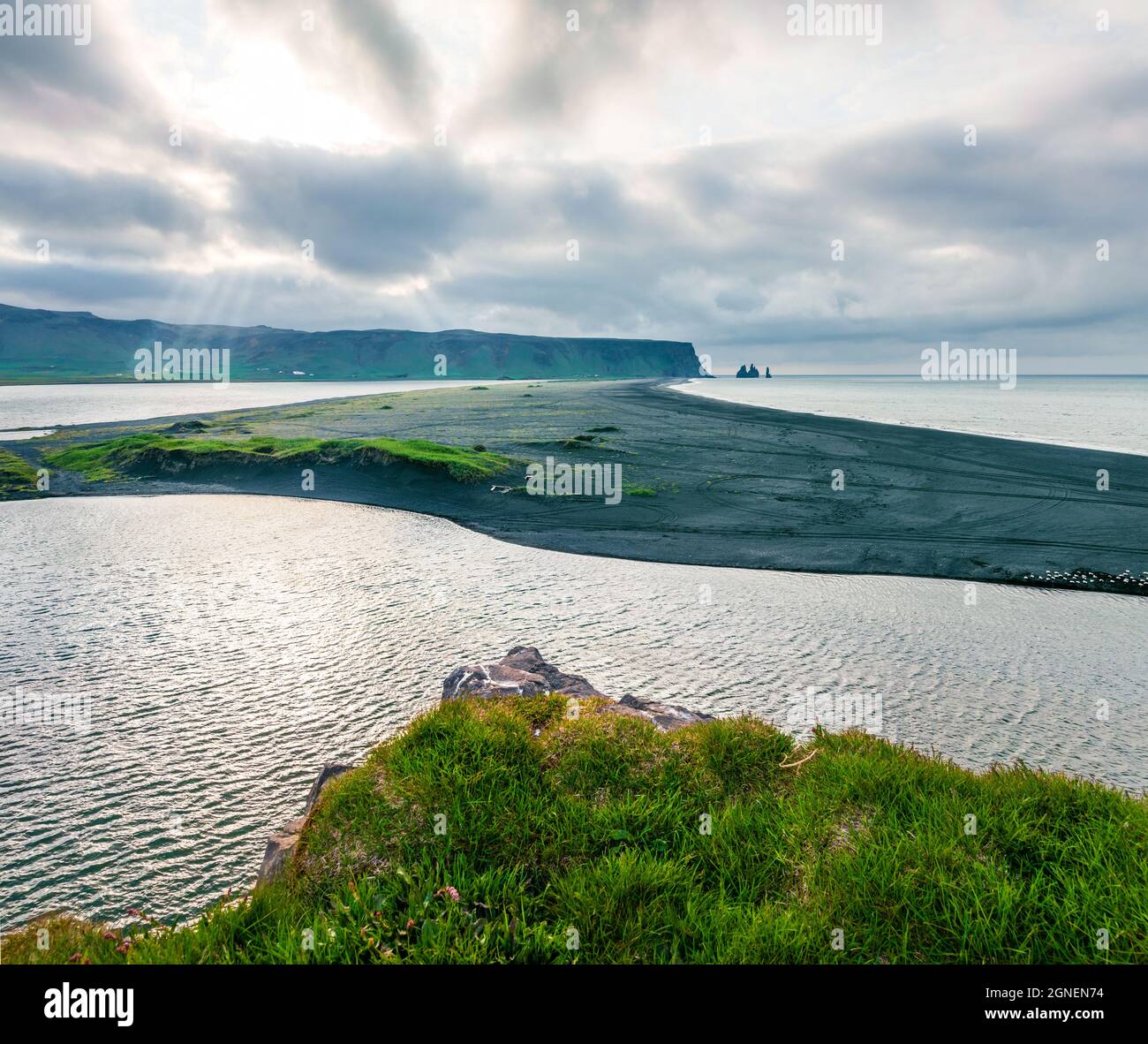 Dramatische Aussicht auf den Strand von Kirkjufjara im Sommer. Herrliche Außenaufnahme der Reynisdrangar-Klippen von der Halbinsel Dyrholaey im Atlantischen Ozean. South Iceland, V Stockfoto