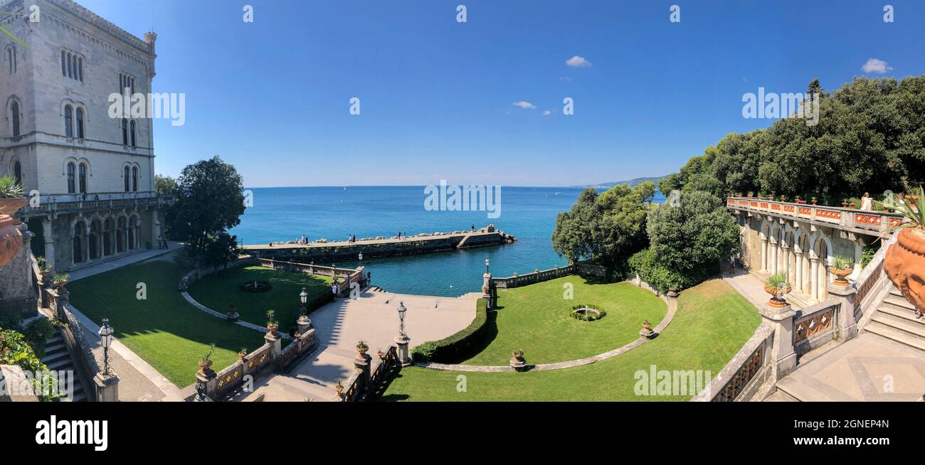 Eintritt in das historische Museum und den Park des Schlosses Miramare, Triest, Friaul-Julisch Venetien. 09-05-2021. Italien Stockfoto Eintritt in das historische Museum und den Park des Schlosses Miramare, Triest, Friaul-Julisch Venetien. 09-05-2021. Italien Stockfoto