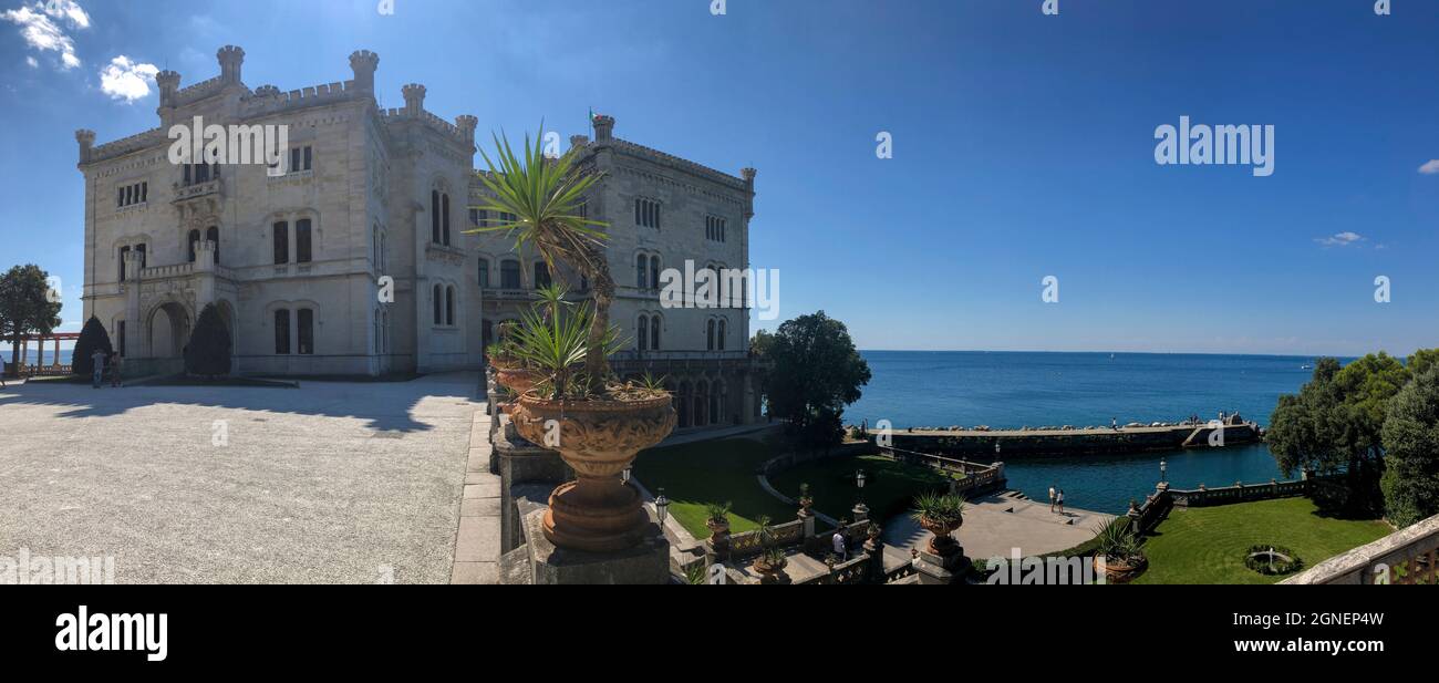 Eintritt in das historische Museum und den Park des Schlosses Miramare, Triest, Friaul-Julisch Venetien. 09-05-2021. Italien Stockfoto Eintritt in das historische Museum und den Park des Schlosses Miramare, Triest, Friaul-Julisch Venetien. 09-05-2021. Italien Stockfoto