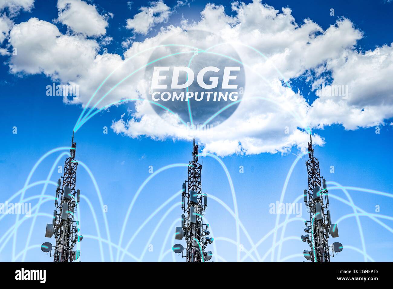 Telekommunikationstürme, die miteinander und mit der Cloud verbunden sind. Edge-Computing-Konzept Stockfoto