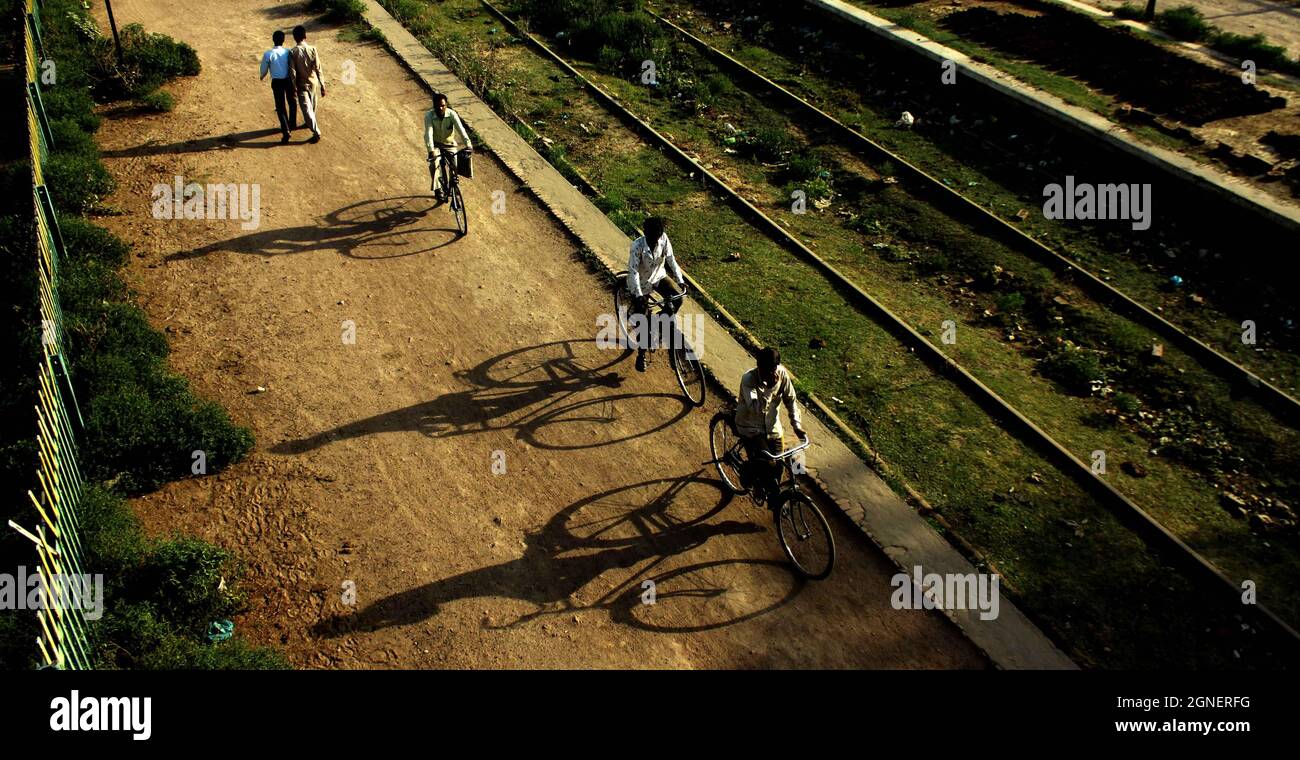 Indian bewegt sich auf dem Fahrrad am Prayagghat Bahnhof. 2019 hat die indische Eisenbahn den Bahnhof renoviert und jetzt ist niemand ohne gültige Fahrkarte erlaubt. Stockfoto