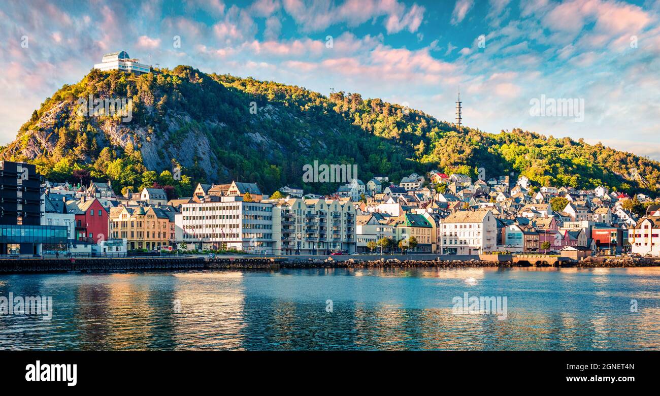 Schönen Sommer Blick von Alesund Hafenstadt an der Westküste von Norwegen, am Eingang zu den Geirangerfjord. Sonnenuntergang in der Nord. Reisen Stockfoto