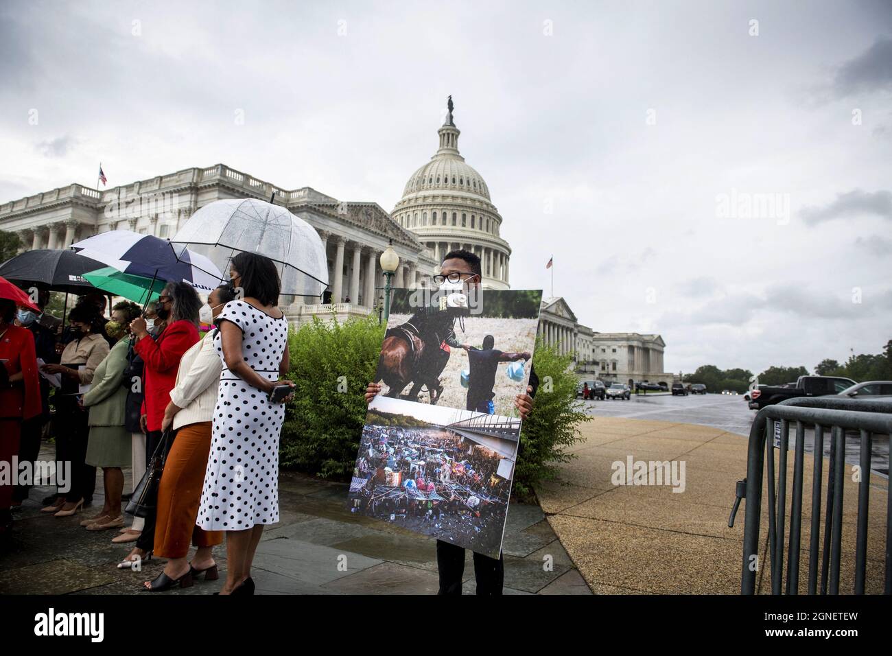 Washington DC, USA. September 2021. Kaif Johnson hält während einer Pressekonferenz über die Behandlung haitianischer Einwanderer an der US-amerikanischen Grenze vor dem US-Kapitol in Washington, DC, USA, am Mittwoch, den 22. September, ein Poster-Foto mit haitianischen Flüchtlingen an der US-mexikanischen Grenze in Texas. 2021. Foto von Rod Lampey / CNP/ABACAPRESS.COM Quelle: Abaca Press/Alamy Live News Stockfoto