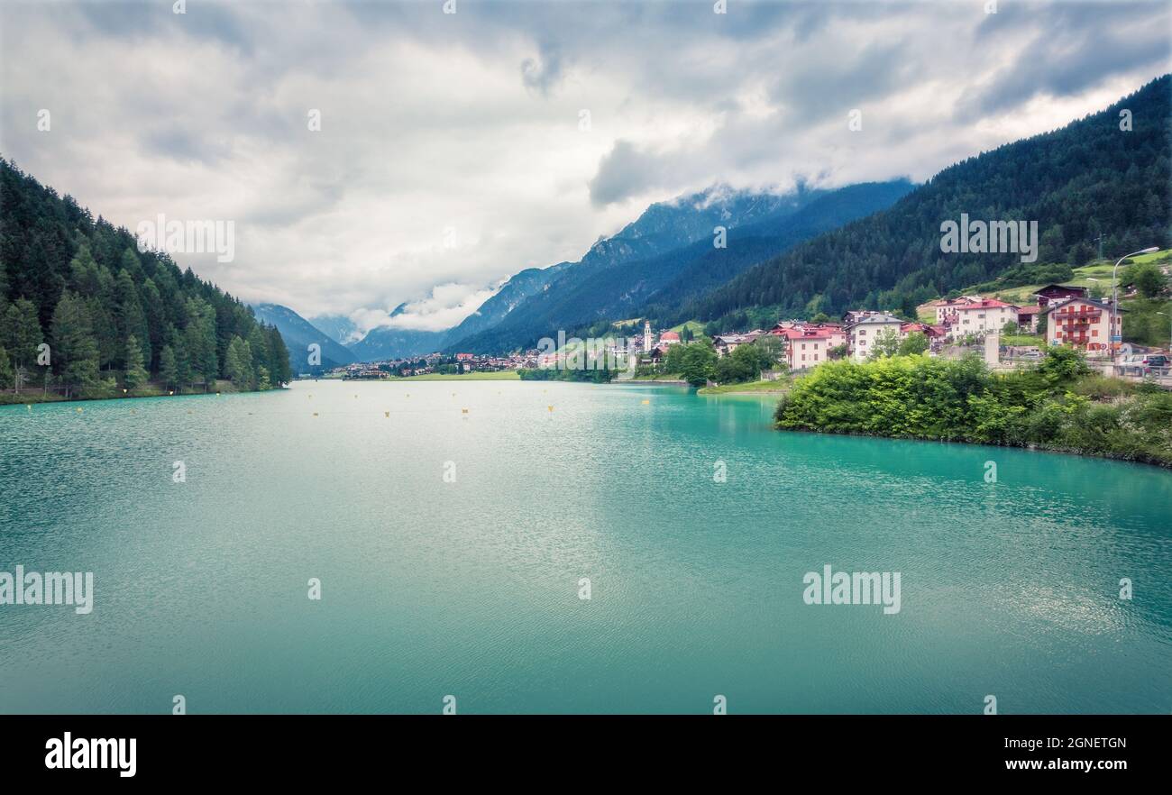 Düstere Sommeransicht von Auronzo di Cadore und seinem See in der Provinz Belluno, Venetien, Italien. Dramatische Morgenszene der Dolomiten. Reisekonzept Stockfoto