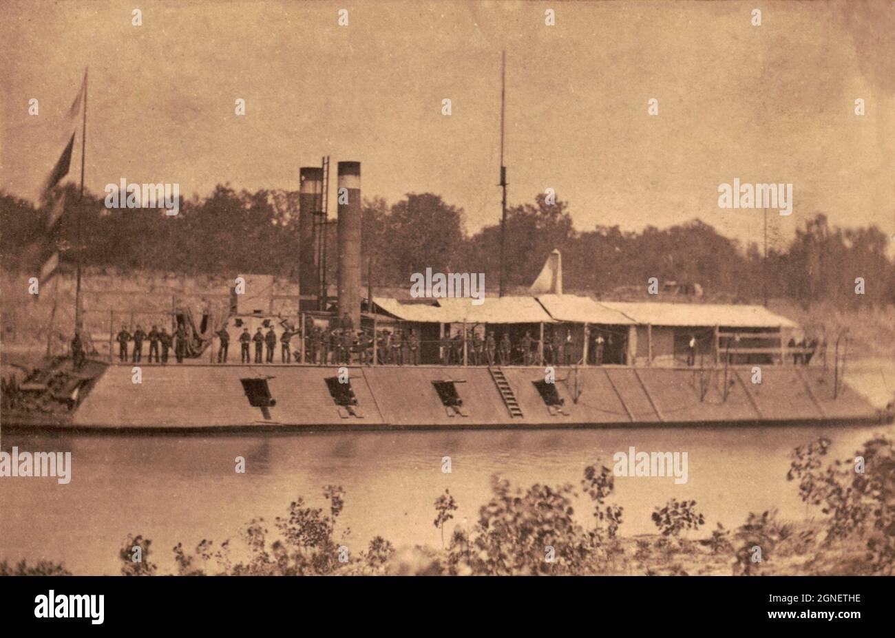 Vintage-Fotografie um 1864 Eisengekleidetes Kanonenboot USS Louisville auf dem Red River. Ein in der City-Klasse ausgerüstetes Paddelrad-Kanonenboot, das James B. EADS während des amerikanischen Bürgerkrieges für die US-Armee gebaut hat Stockfoto