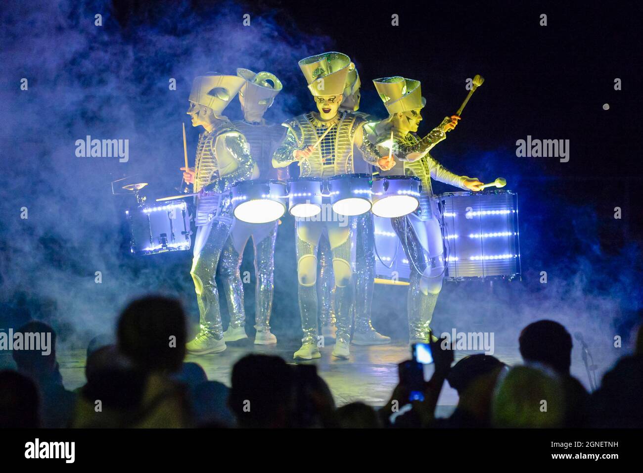 Weymouth, Dorset, Großbritannien. September 2021. Parade durch die Straßen von Weymouth in Dorset, angeführt von den Trommlern Worldbeaters mit der Puppe Dundu im Rahmen des Inside Out Active Performing Arts Festivals. Bildnachweis: Graham Hunt/Alamy Live News Stockfoto