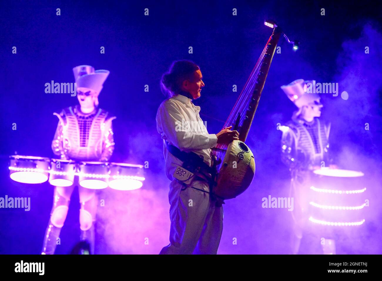 Weymouth, Dorset, Großbritannien. September 2021. Parade durch die Straßen von Weymouth in Dorset, angeführt von den Trommlern Worldbeaters mit der Puppe Dundu im Rahmen des Inside Out Active Performing Arts Festivals. Bildnachweis: Graham Hunt/Alamy Live News Stockfoto