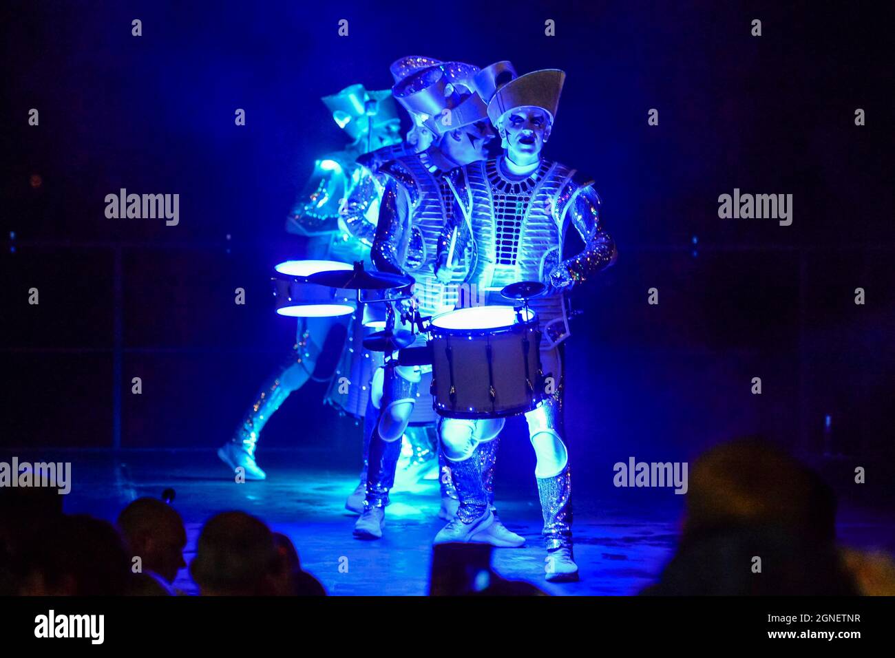 Weymouth, Dorset, Großbritannien. September 2021. Parade durch die Straßen von Weymouth in Dorset, angeführt von den Trommlern Worldbeaters mit der Puppe Dundu im Rahmen des Inside Out Active Performing Arts Festivals. Bildnachweis: Graham Hunt/Alamy Live News Stockfoto