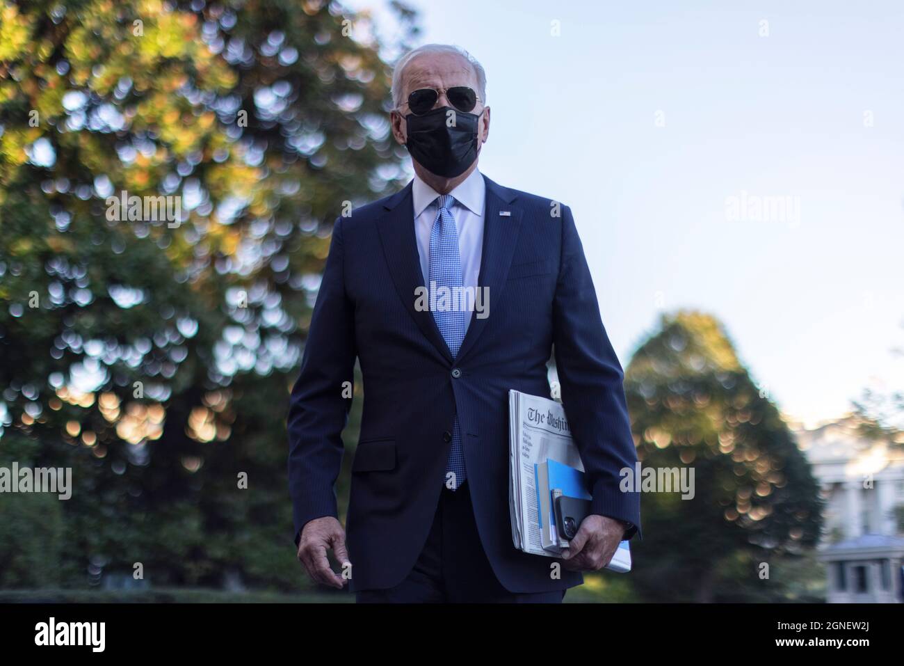 (210925) -- WASHINGTON, D.C., 25. September 2021 (Xinhua) -- US-Präsident Joe Biden spricht auf dem South Lawn vor der Abreise aus dem Weißen Haus über Marine One in Washington, DC, USA, am 24. September 2021 mit der Presse. Das US-Handelsministerium gab am Freitag bekannt, dass es die sogenannte "Abschnitt 232"-Untersuchung eingeleitet hat, um die Auswirkungen von Neodym-Eisen-Bor (NdFeB)-Dauermagneten auf die nationale Sicherheit der USA zu ermitteln. NdFeB-Permanentmagnete sind wesentliche Komponenten kritischer Infrastrukturen, darunter Elektrofahrzeuge und Windenergieanlagen. Sie werden auch in Komput verwendet Stockfoto (210925) -- WASHINGTON, D.C., 25. September 2021 (Xinhua) -- US-Präsident Joe Biden spricht auf dem South Lawn vor der Abreise aus dem Weißen Haus über Marine One in Washington, DC, USA, am 24. September 2021 mit der Presse. Das US-Handelsministerium gab am Freitag bekannt, dass es die sogenannte "Abschnitt 232"-Untersuchung eingeleitet hat, um die Auswirkungen von Neodym-Eisen-Bor (NdFeB)-Dauermagneten auf die nationale Sicherheit der USA zu ermitteln. NdFeB-Permanentmagnete sind wesentliche Komponenten kritischer Infrastrukturen, darunter Elektrofahrzeuge und Windenergieanlagen. Sie werden auch in Komput verwendet Stockfoto