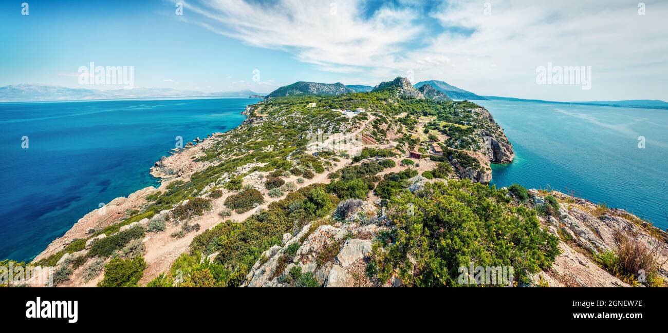 Aus der Vogelperspektive des Westgerichtes von Heraion von Perachora, Limni Vouliagmenis Lage. Helle Morgenseeküste der Ägäis, Griechenland, Europa. Tr Stockfoto