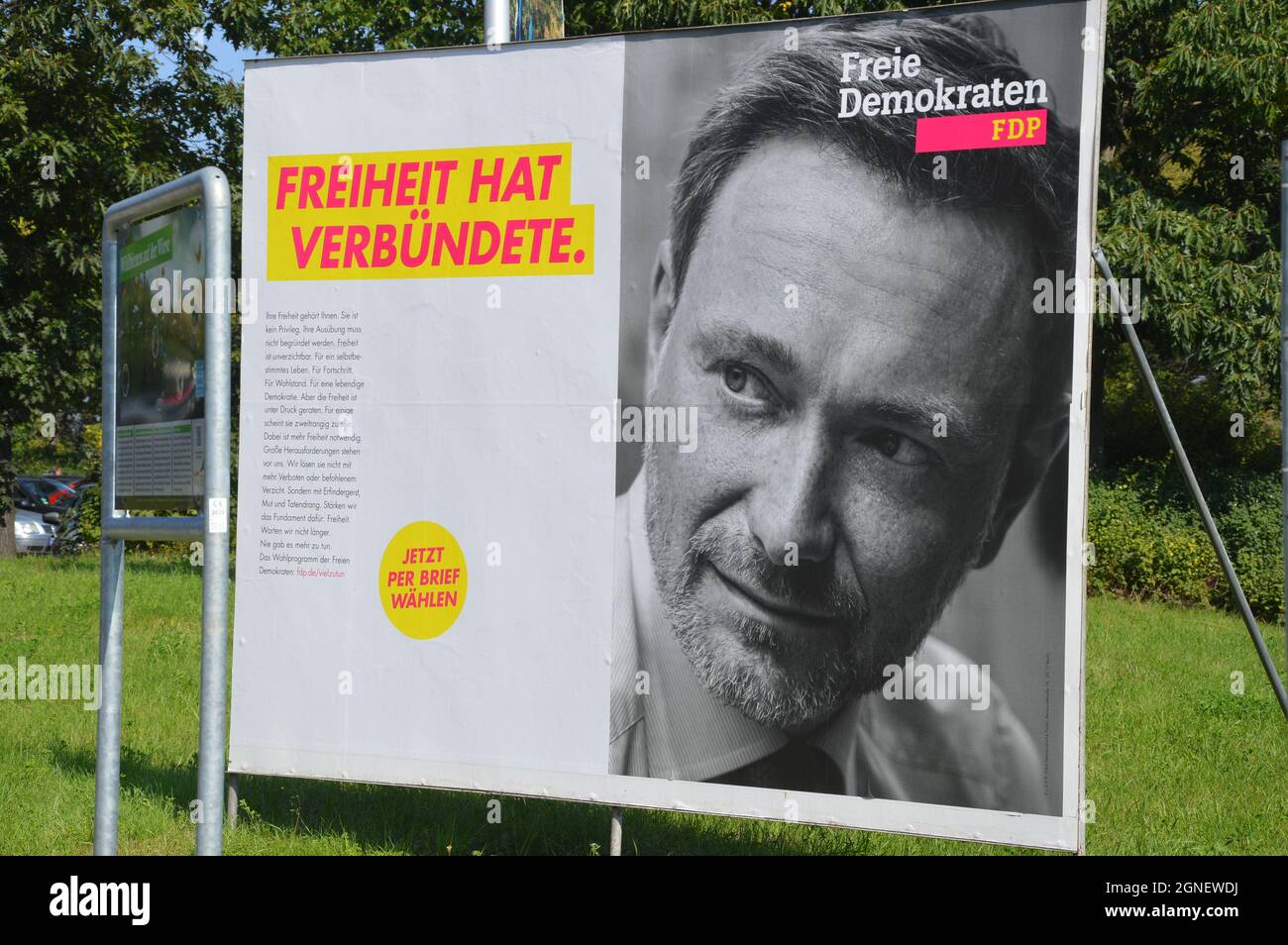 Kampagnenbanner von Christian Lindner (Freie Demokratische Partei) am Prellerweg in Schöneberg, Berlin, Deutschland - 8. September 2021. Stockfoto