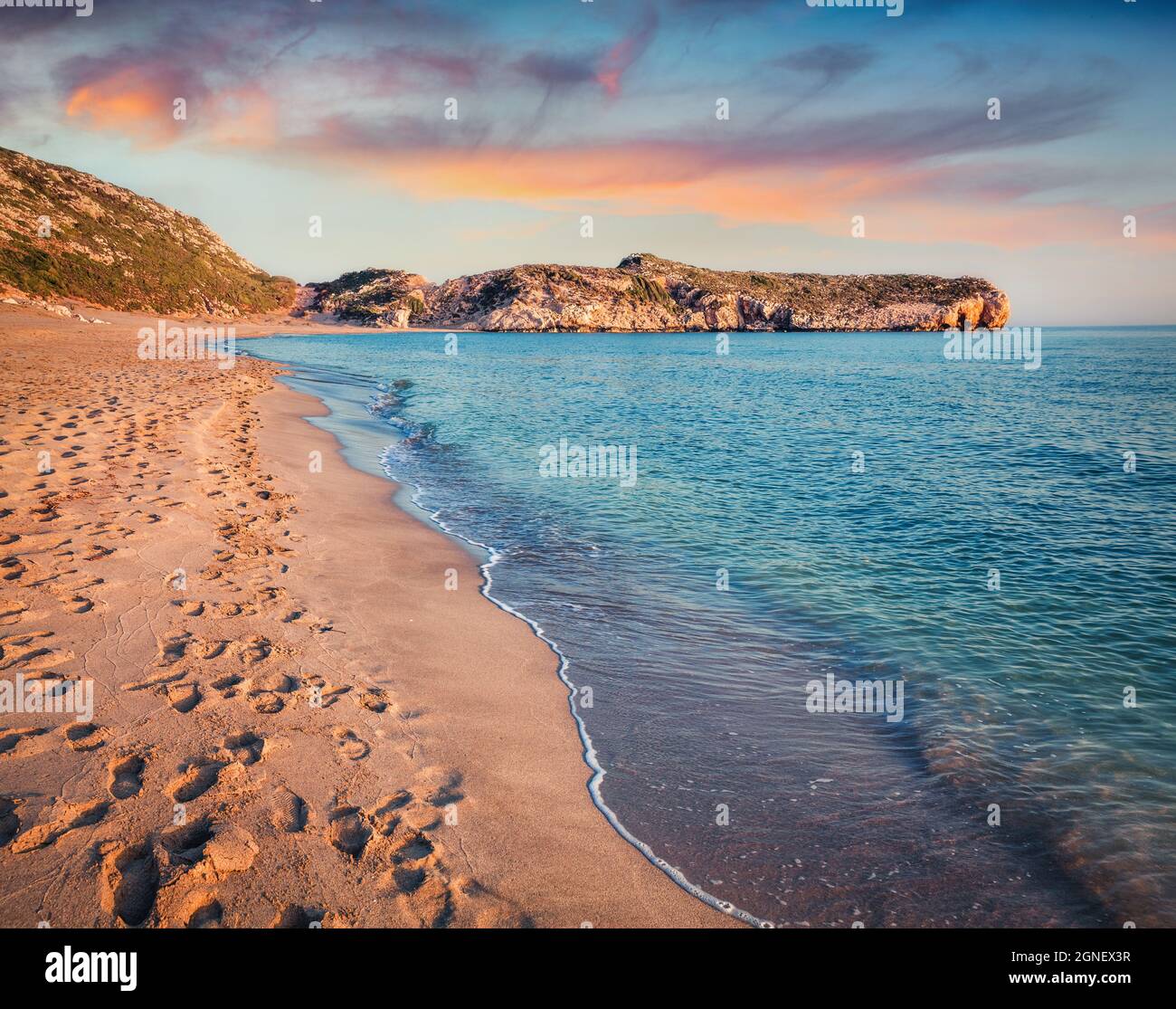 Fußabdrücke im Sand am berühmten türkischen Strand Patara. Farbenfrohe Sonnenuntergänge in der Türkei, Bezirk Kas, Provinz Antalya, Asien. Schönheit der Natur Co Stockfoto