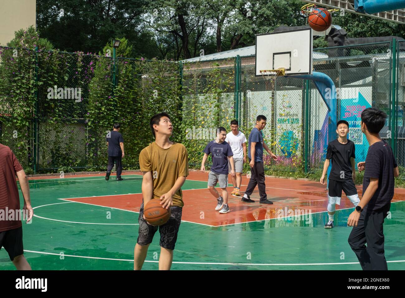 Eine Gruppe von männlichen Jugendlichen spielt Basketball auf einem Basketballplatz in Peking, China. 25-Sep-2021 Stockfoto