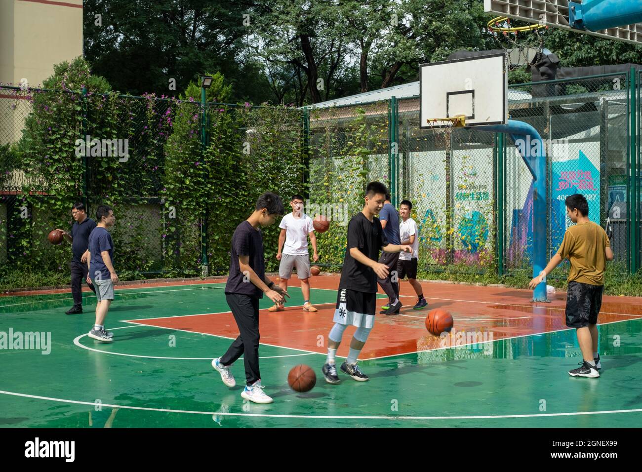 Eine Gruppe von männlichen Jugendlichen spielt Basketball auf einem Basketballplatz in Peking, China. 25-Sep-2021 Stockfoto