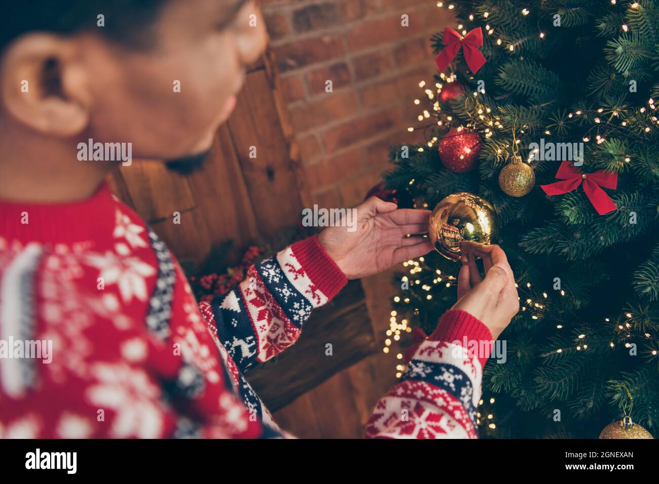 Verschwommenes Foto Porträt Kerl Vorbereitung für Weihnachten Urlaub Dekoration Haus Weihnachten Baum hängende Kugeln Stockfoto
