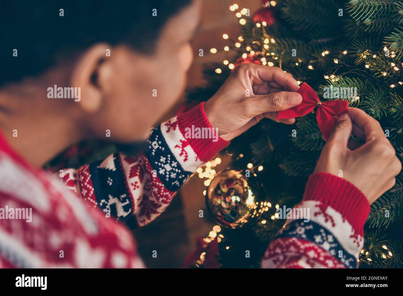 Verschwommenes Foto Porträt junger Mann Vorbereitung für Weihnachten Urlaub Dekoration Haus Weihnachtsbaum Stockfoto