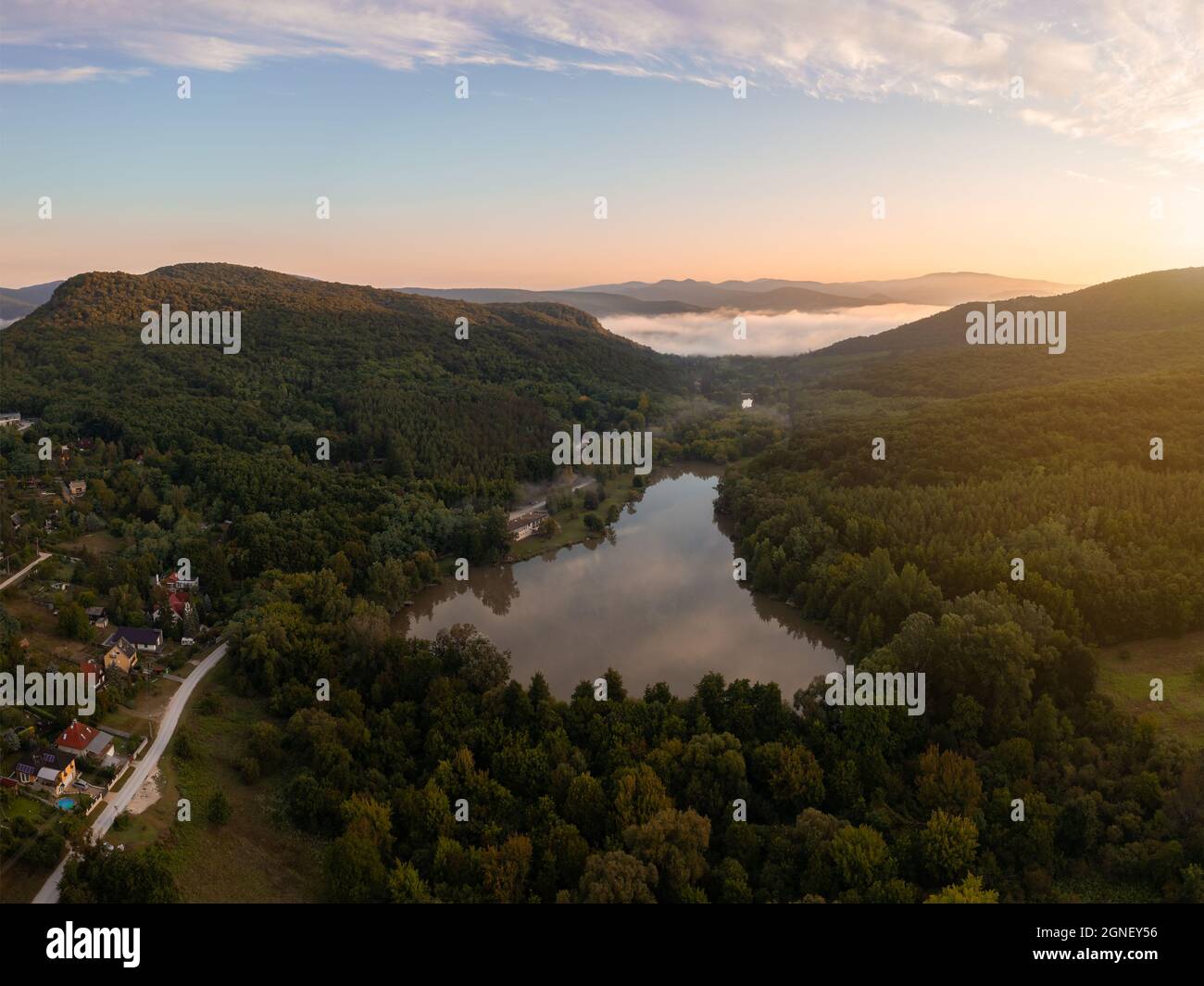 Nebliger Herbstmorgen über dem Bubanat-Tal in Ungarn, Dieses Foto wurde in der Donaukurve in der Nähe der Stadt Esztergom gemacht. Erstaunliche Landschaft mit Dunst. Stockfoto