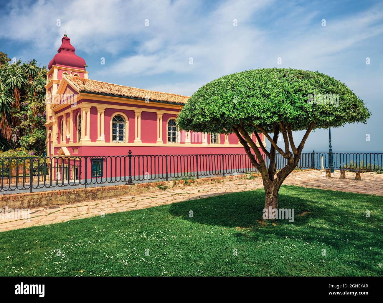 Schöne Frühlingsansicht der Mandrakinas Kirche. Sonniger Morgen Stadtbild von Korfu-Stadt, Hauptstadt der griechischen Insel Korfu, Griechenland, Europa. Reisen CO Stockfoto