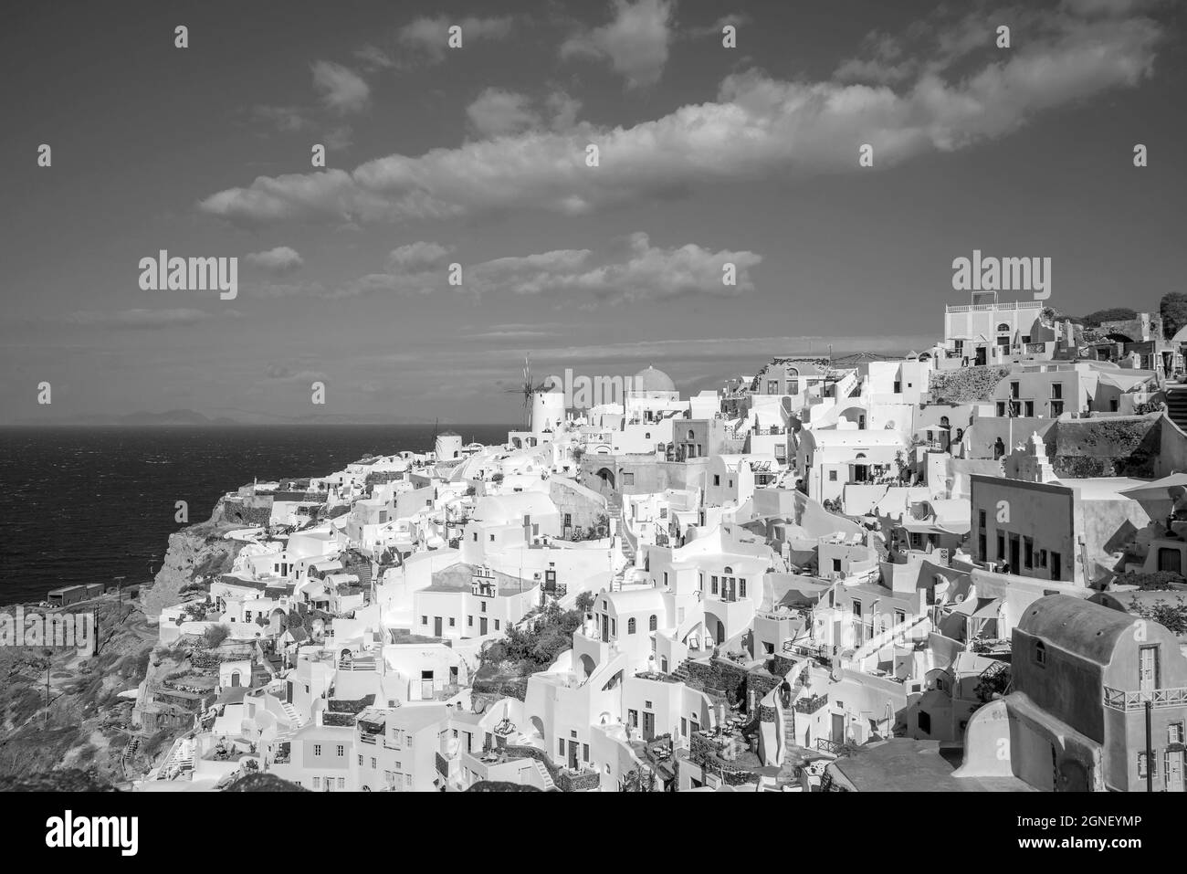 Oia Stadtbild auf Santorini Insel in Griechenland. Ägäis in schwarz und weiß Stockfoto