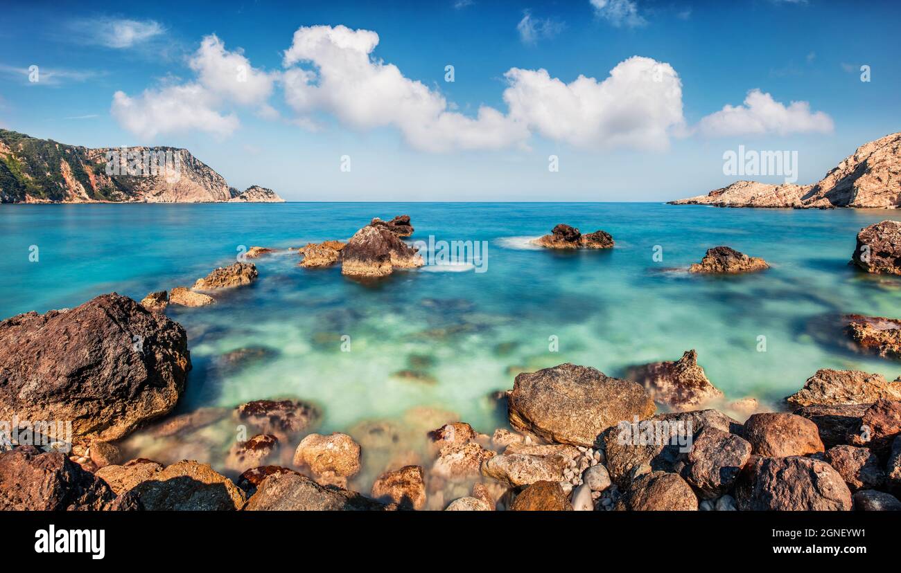 Blick auf den Petani Beach. Herrliche Morgenszene der Insel Cefalonia, Griechenland, Europa. Erstaunliche Meereslandschaft des Mittelmeers. Atemberaubende Outdoo Stockfoto